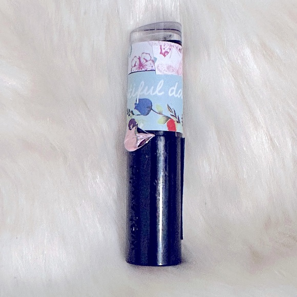 Wet&Wild Never Nude Beautiful Pinkish-Neutral Matte Velvety Smooth Lipstick 3.3g - Picture 4 of 16